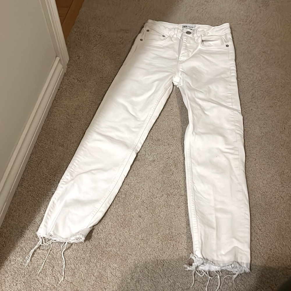 Zara white jeans. Size 2/34. Straight leg. Frayed.